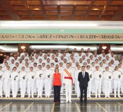 Su Majestad el Rey junto a los nuevos oficiales de la Escuela Naval Militar y autoridades